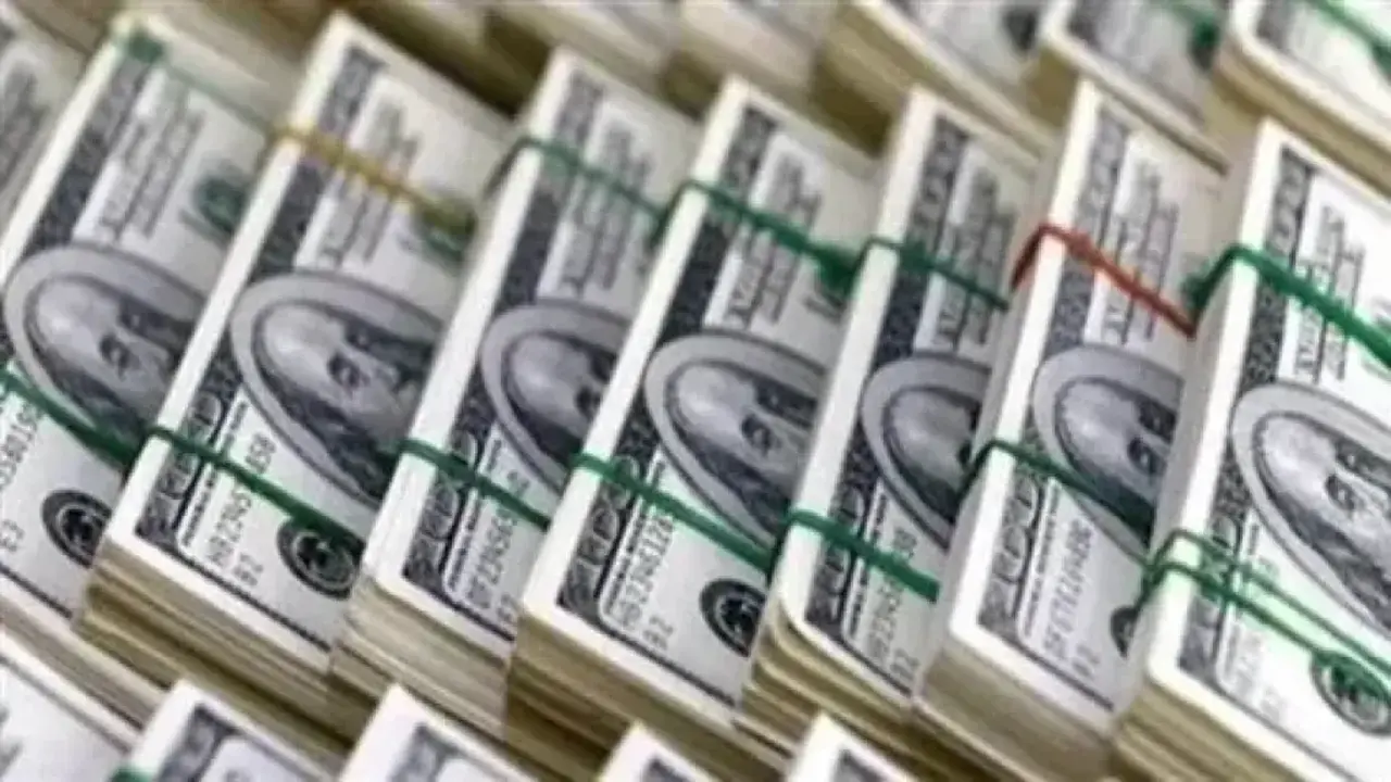 تراجع سعر الدولار أمام الجنيه في 8 بنوك اليوم قبل العيد